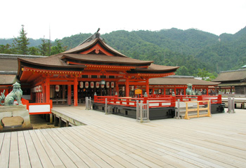 嚴島神社高舞台と本殿